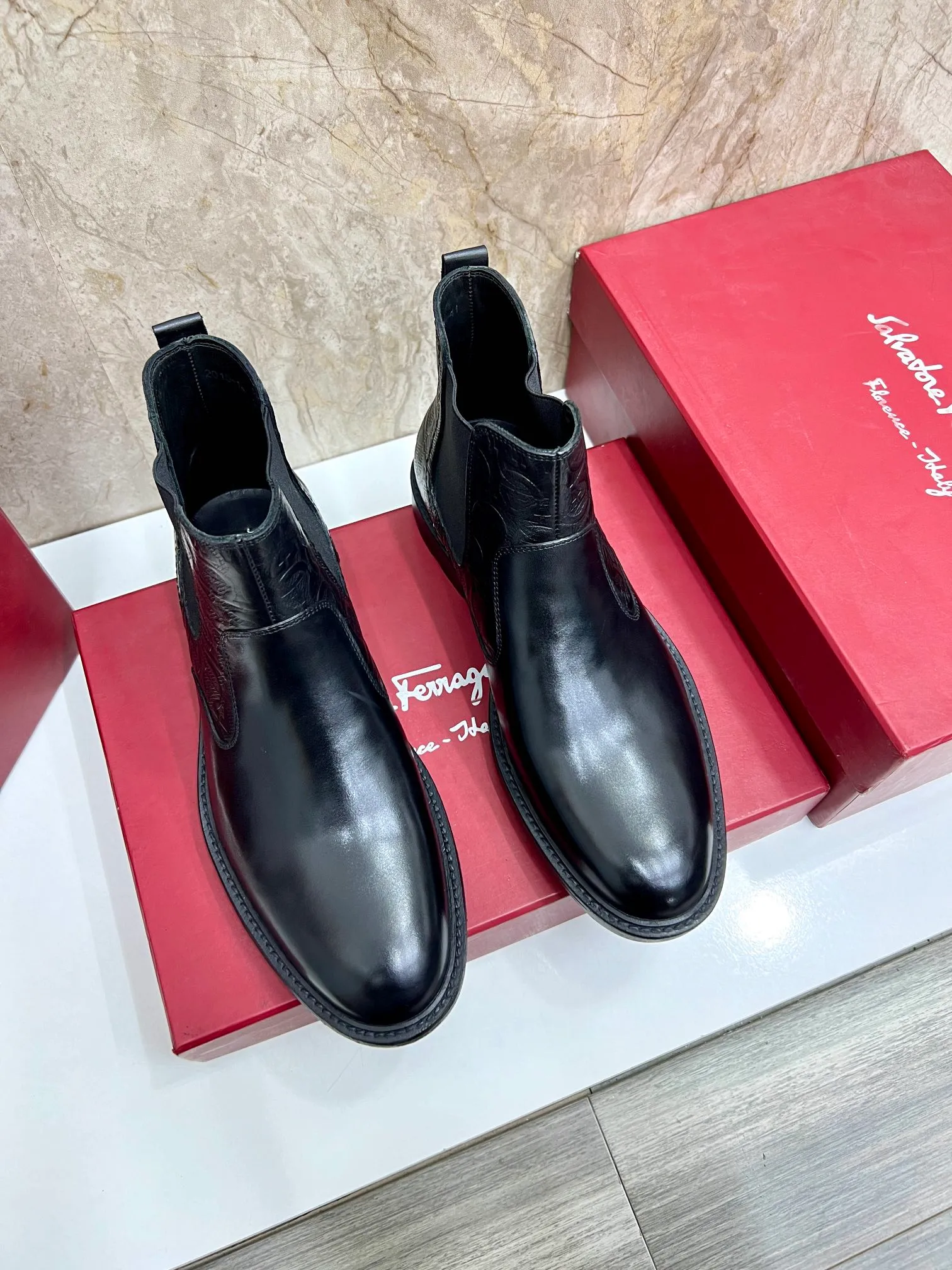 Original order quality: Men's shoes 💰700 Brand: Ferragamo (Ferragamo) One size larger: Men's size 38-44 (45 customized) Grade: Same style as the official website High-end men's shoes Material: Original cowhide, cowhide lining, original outsole Style category: Chelsea men's boots Fashion trend Color: Actual picture